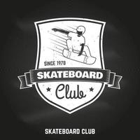 skateboard club tecken på svarta tavlan. vektor illustration.