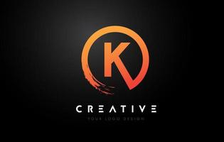 orangefarbenes k-rundschreiben-logo mit kreisbürstendesign und schwarzem hintergrund. vektor