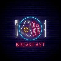 neon frukostskylt. stekt ägg och bacon på en tallrik. vektor