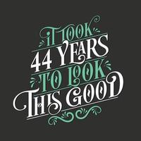 Es hat 44 Jahre gedauert, bis es so gut aussah – 44-Geburtstags- und 34-Jubiläumsfeier mit wunderschönem kalligrafischen Schriftdesign. vektor