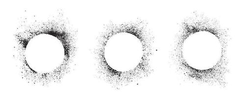 Satz abstrakter schwarzer Tinte, die auf einen weißen Hintergrund gesprüht wird. runde gestaltungselemente für kopierraumrahmen. die Kreis-Grunge-Pinsel-Kollektion für kreatives Design.