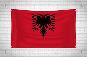 albanien-flagge, die an der mauer hängt. 3D-Zeichnung. Fahne an der Wand befestigt. Ordentliches Zeichnen in Gruppen auf separaten Ebenen für eine einfache Bearbeitung. vektor