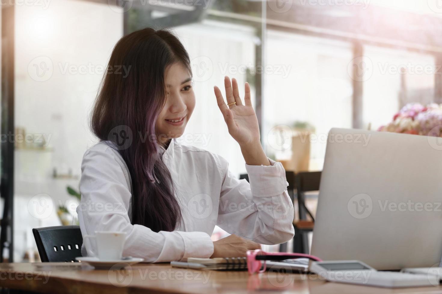 les employés de l'entreprise se font des amis facetime via le système. Internet pour garder la distance pendant le virus corona. photo