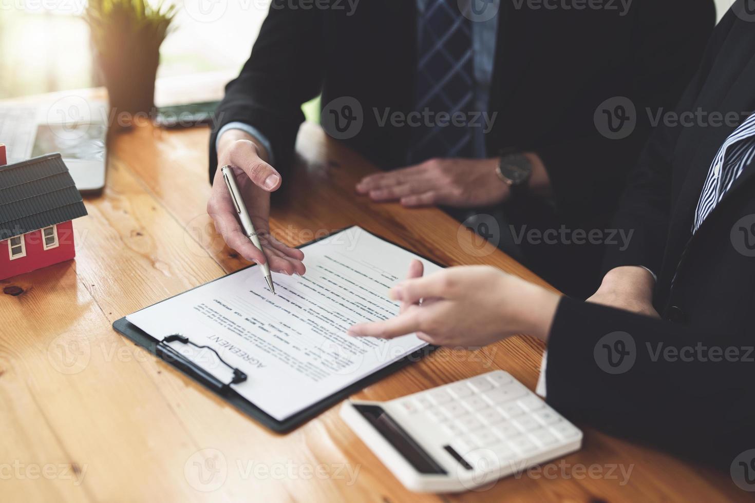 garanties, hypothèques, signature, intérêts sur les prêts, les agents immobiliers concluent des accords avec des clients pour acheter des maisons et des terrains et signent des documents contractuels photo