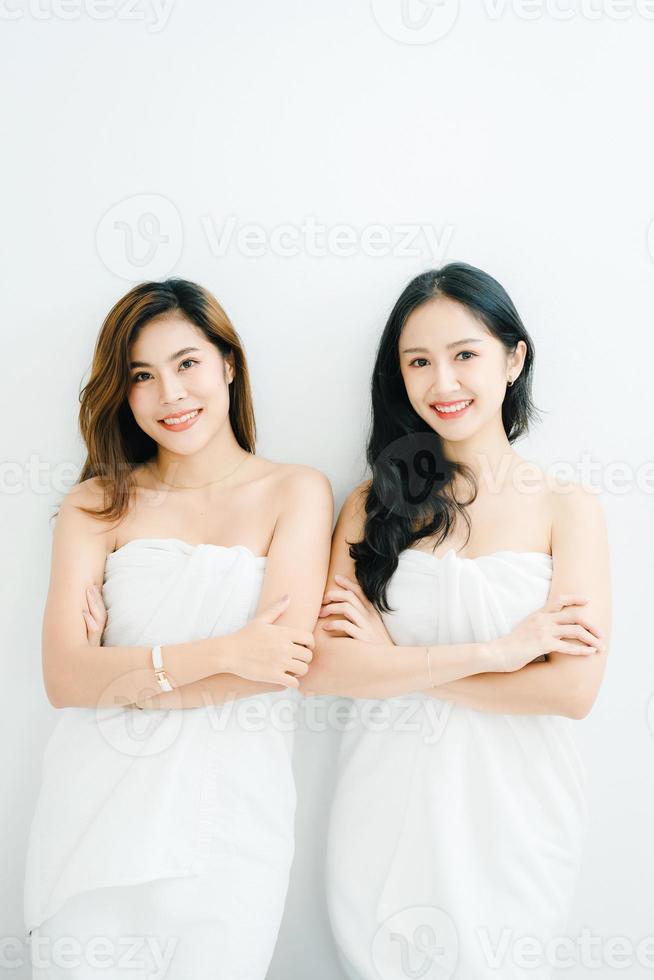 lgbtq, concept lgbt, homosexualité, portrait de deux femmes asiatiques posant heureuses ensemble et montrant de l'amour l'une pour l'autre en prenant une douche photo