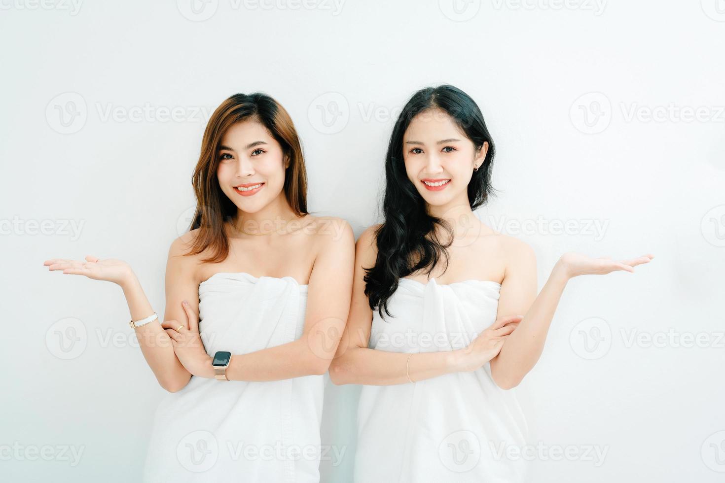 lgbtq, concept lgbt, homosexualité, portrait de deux femmes asiatiques posant heureuses ensemble et montrant de l'amour l'une pour l'autre en prenant une douche photo