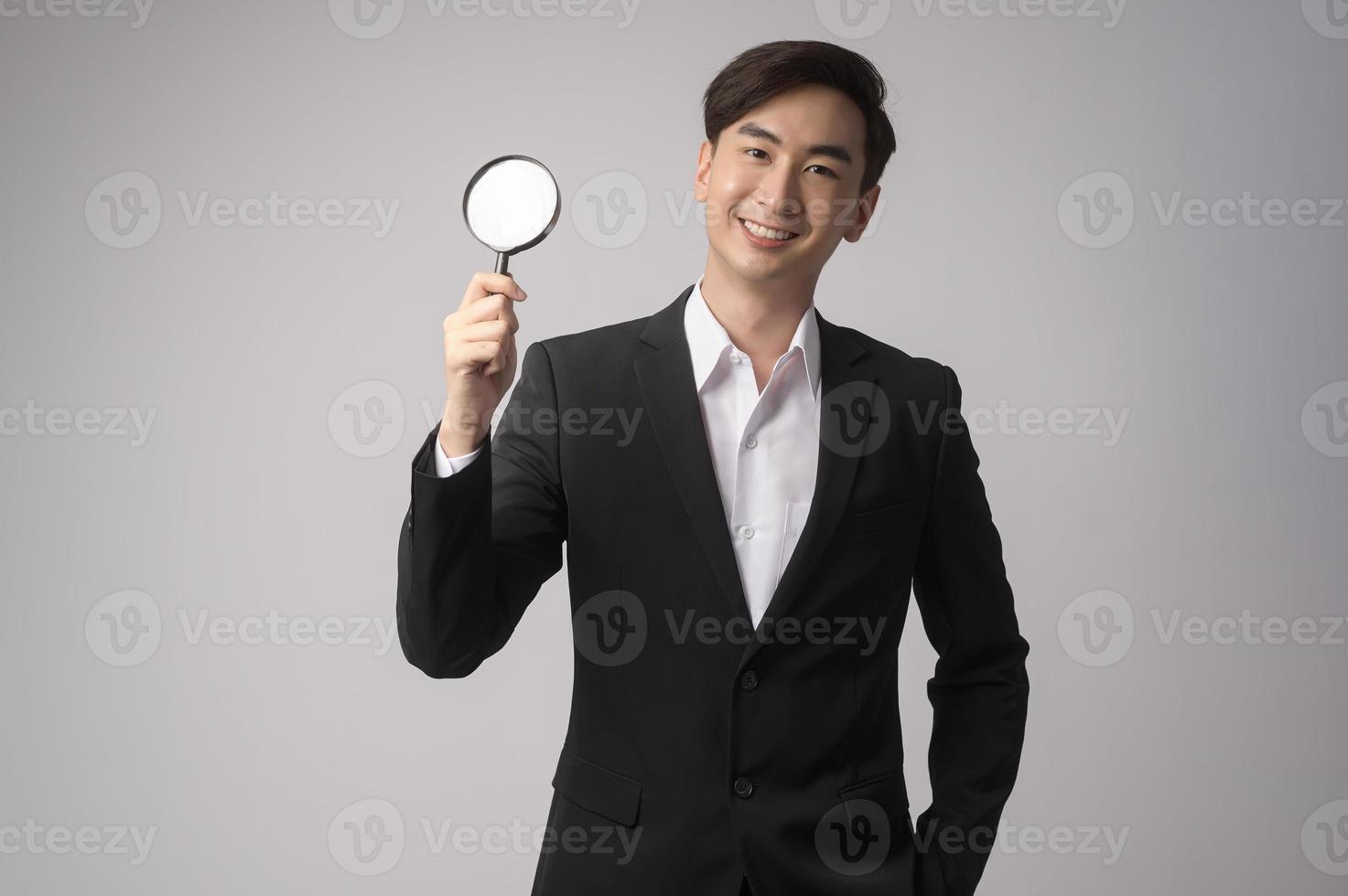 jeune homme d'affaires portant costume sur fond blanc studio photo