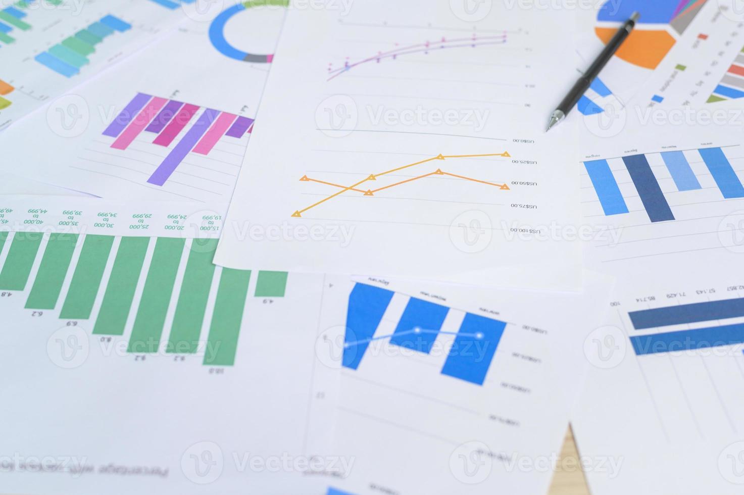 vue de dessus des documents avec des données d'analyse se trouvant sur la table, mise au point sélective photo