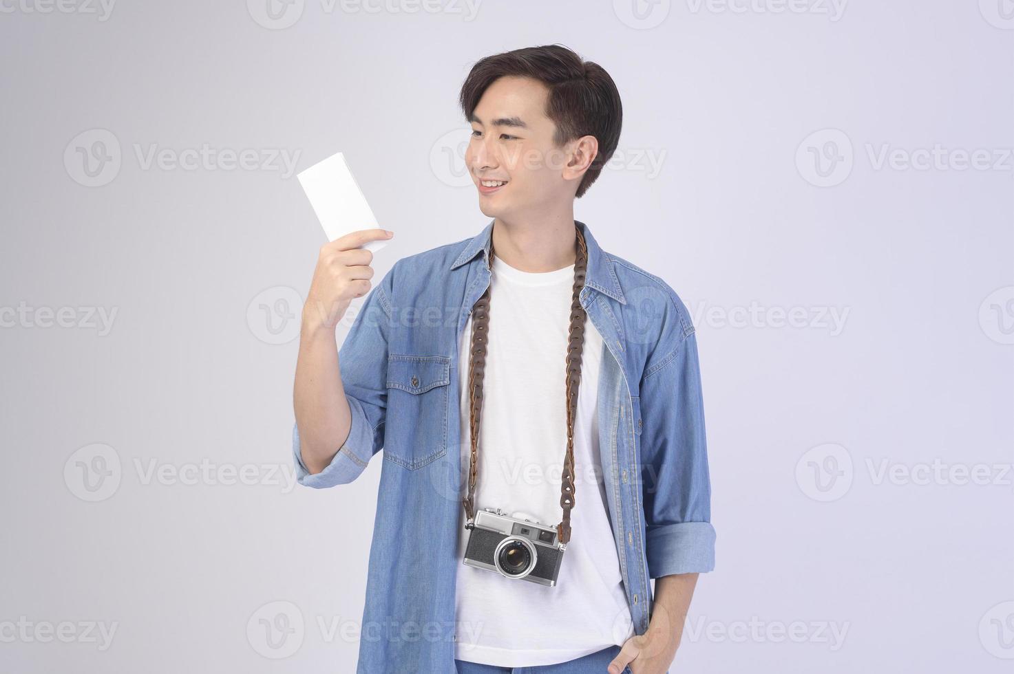jeune homme de tourisme asiatique heureux sur fond blanc concept de studio, de voyage et de vacances. photo