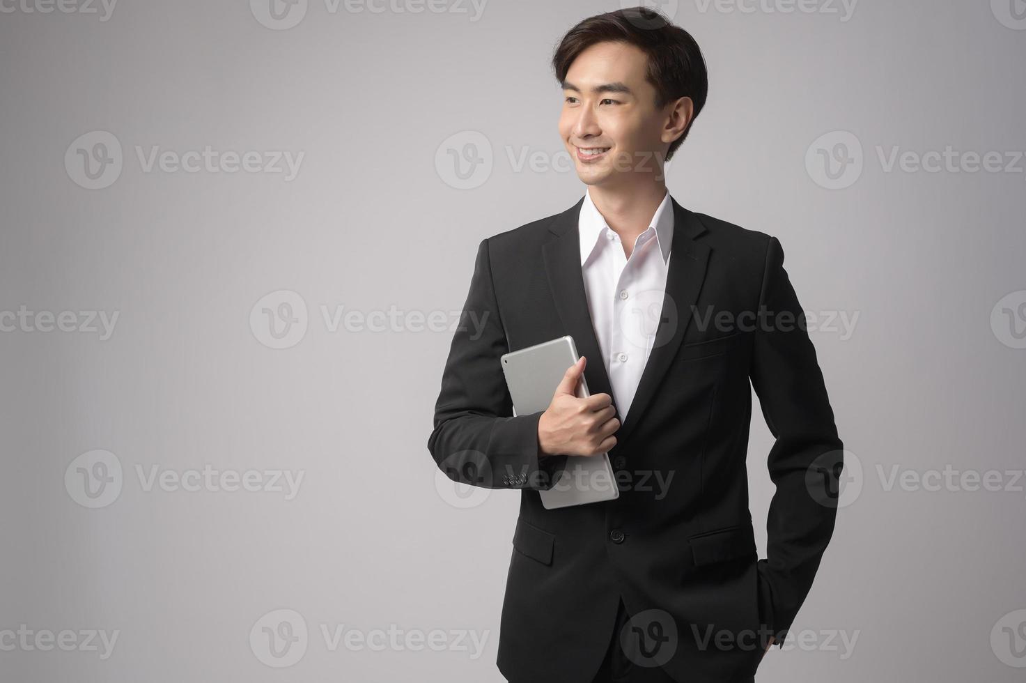 jeune homme d'affaires portant costume sur fond blanc studio photo
