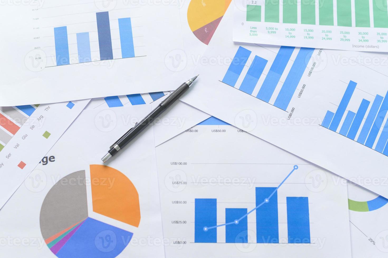 vue de dessus des documents avec des données d'analyse se trouvant sur la table, mise au point sélective photo