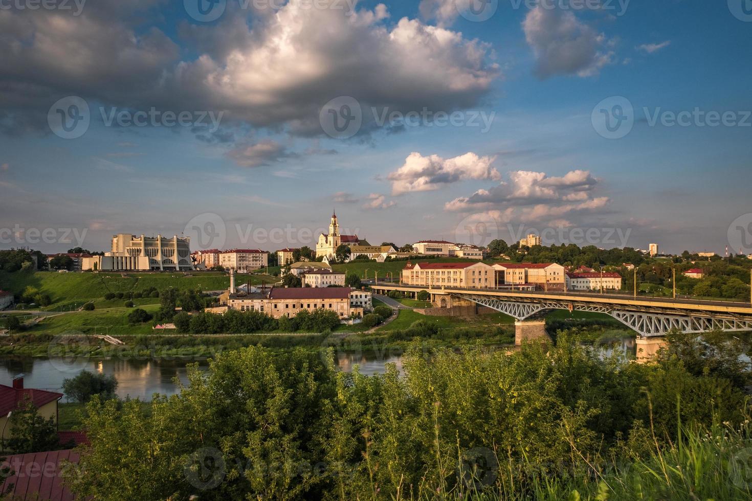 promenade panoramique surplombant la vieille ville et les bâtiments historiques du château médiéval près d'une large rivière avec un immense pont photo