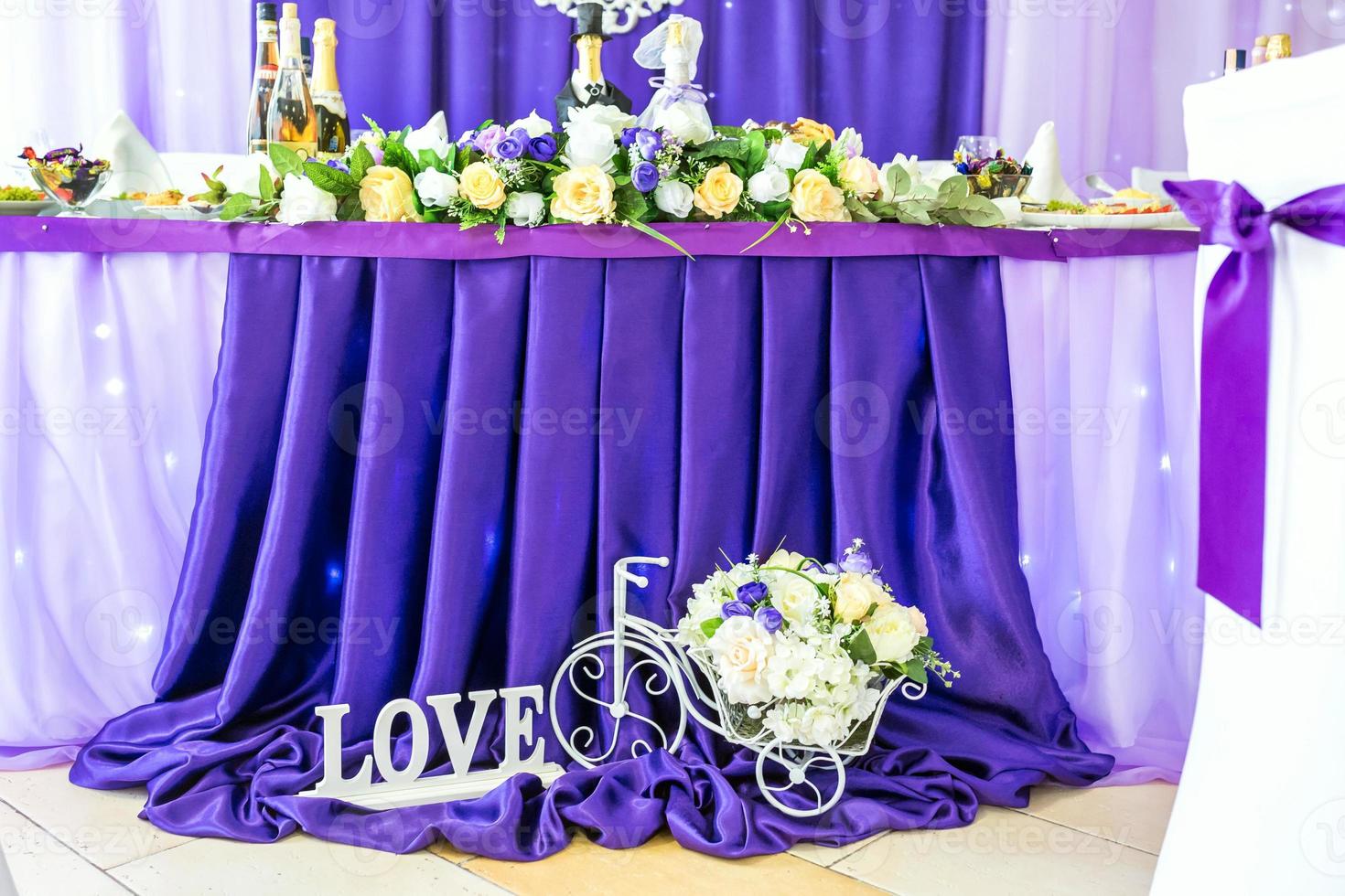 support pour fleurs sous forme de vélo et inscription love près de la table de fête photo