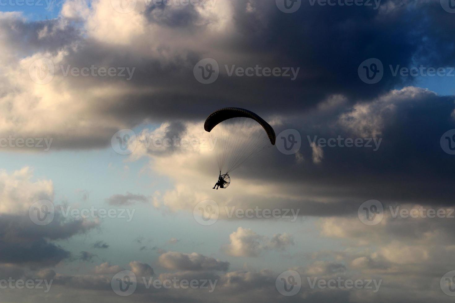 parapente dans le ciel au-dessus de la mer méditerranée. photo