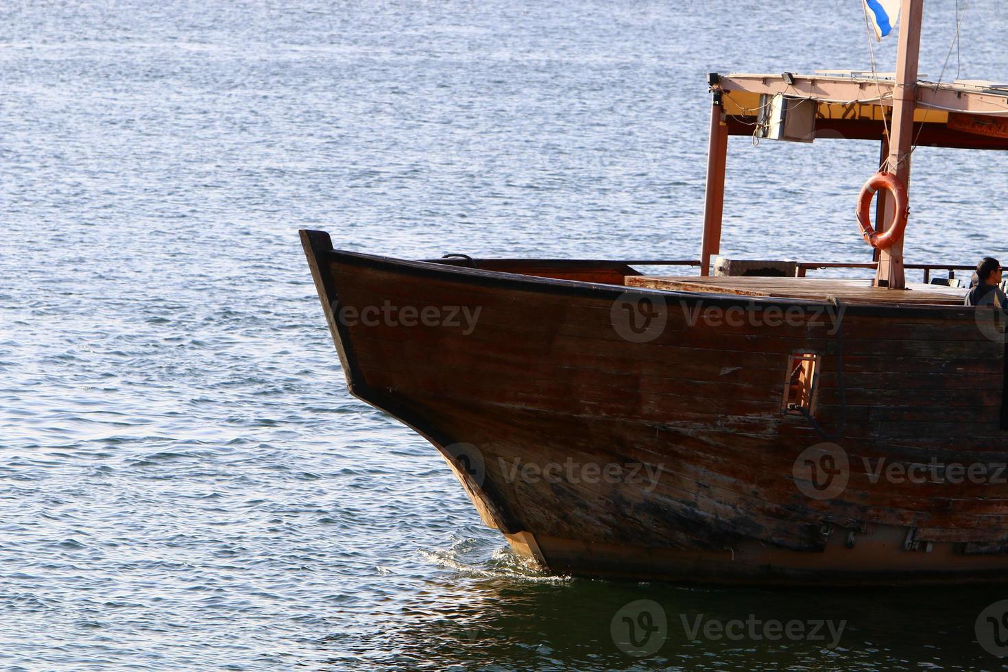 poste d'amarrage pour bateaux et yachts au bord de la mer. photo