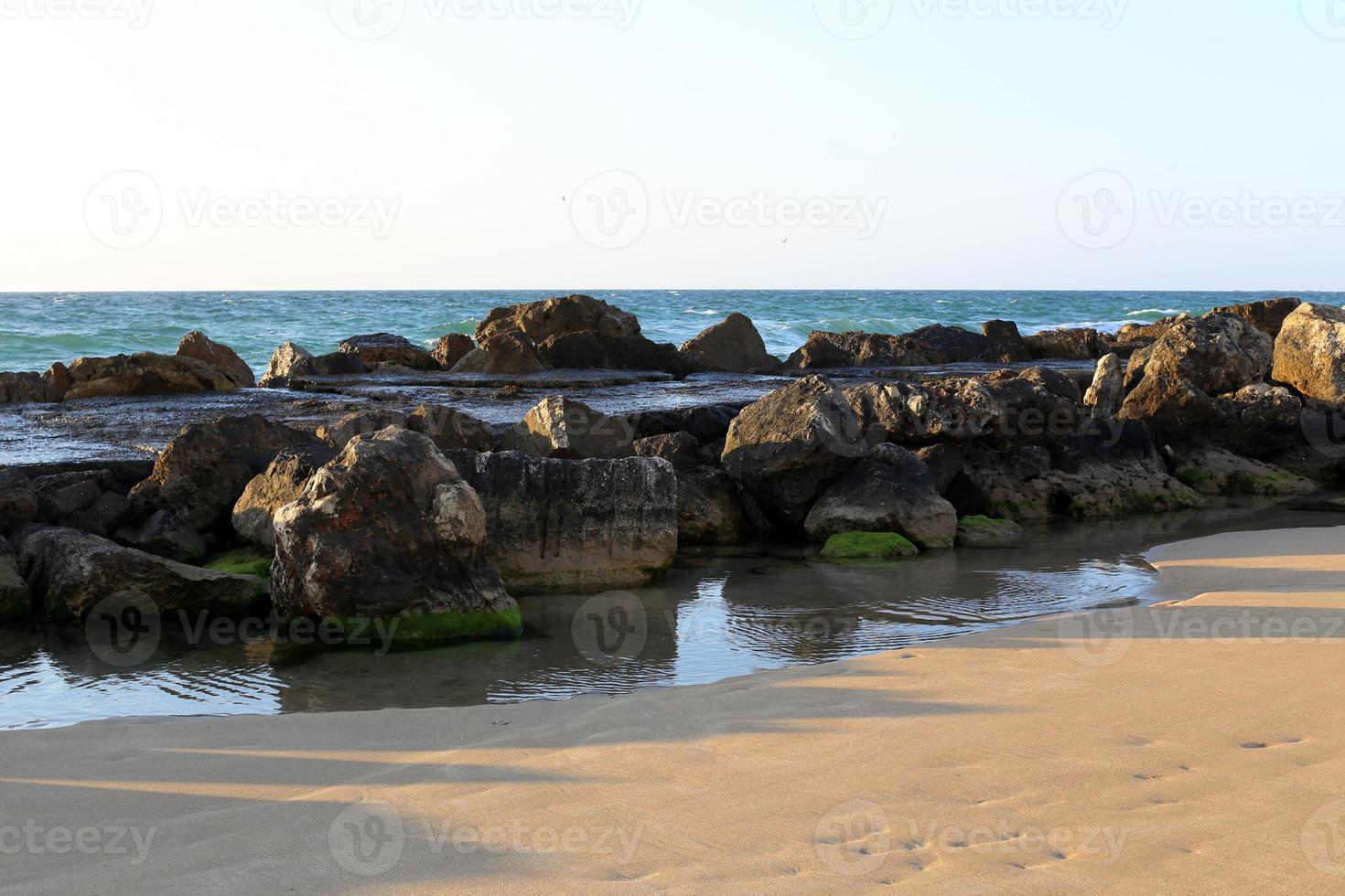 pierres dans un parc de la ville sur la côte méditerranéenne photo