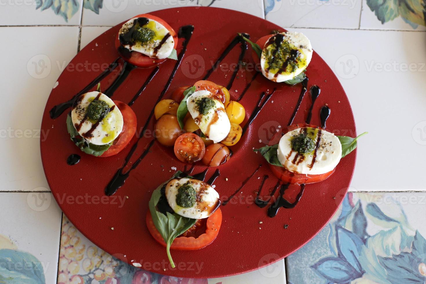 il y a un en-cas sur la table du restaurant, bon appétit à tous photo