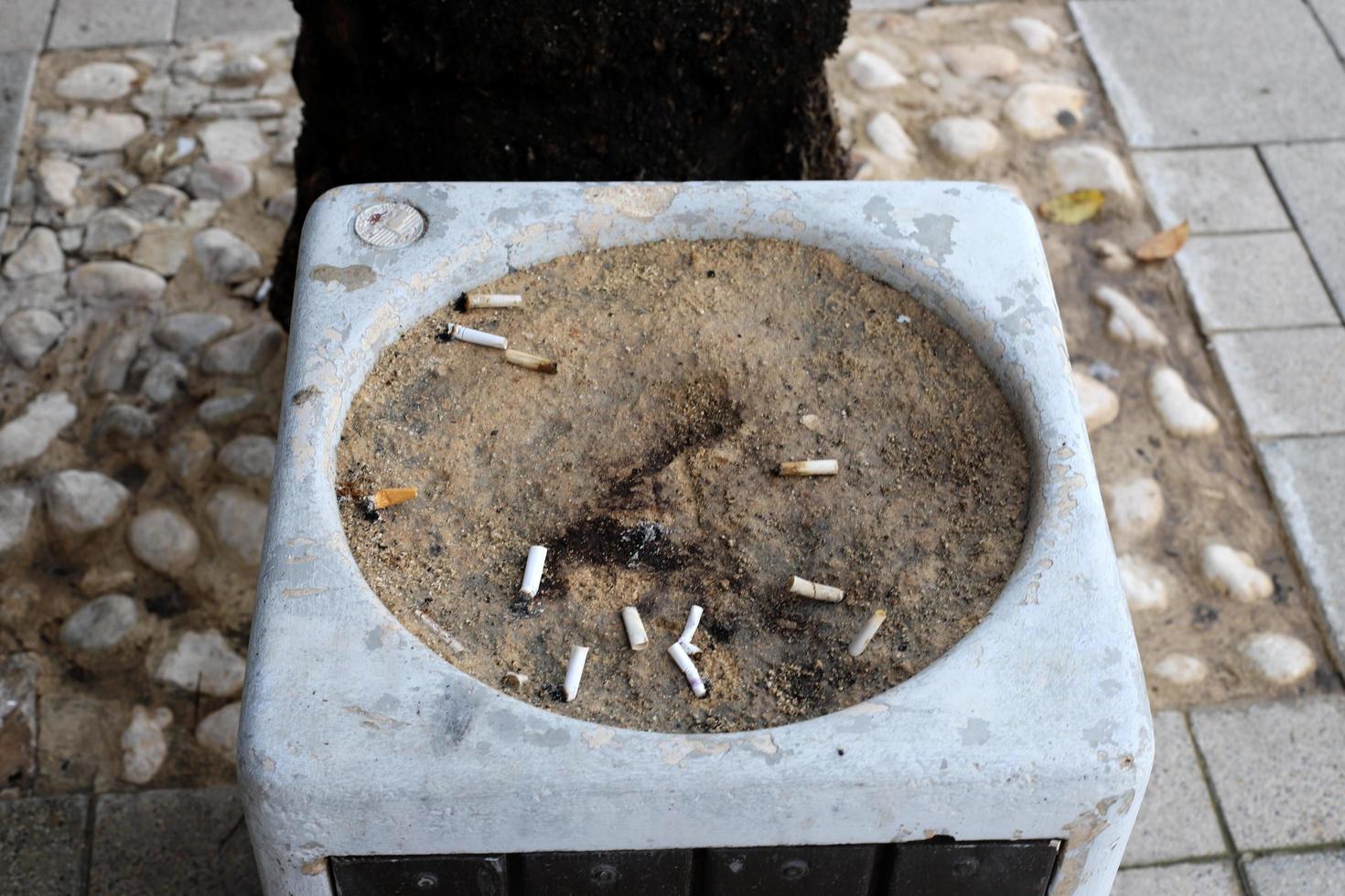 cendrier - un endroit pour les cendres de tabac et les mégots de cigarettes photo