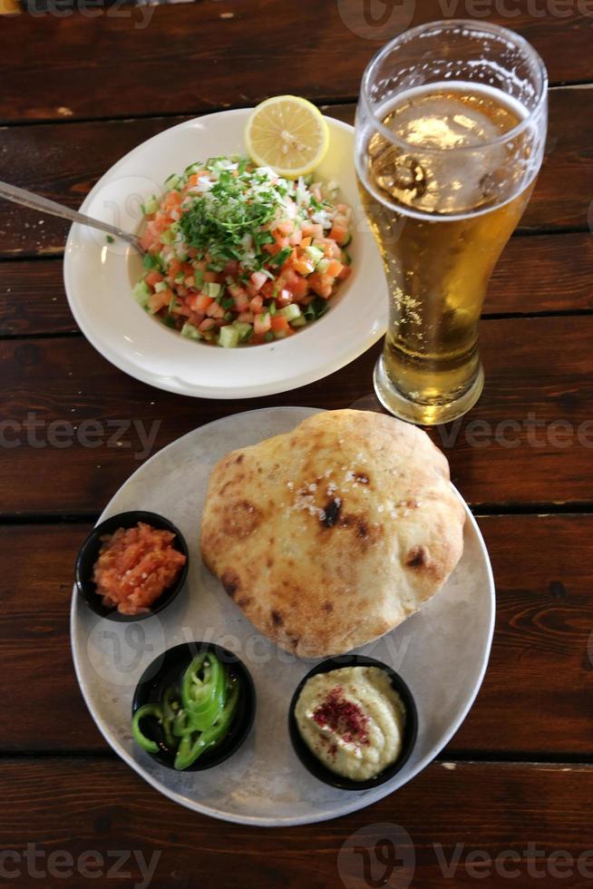 il y a un en-cas sur la table du restaurant, bon appétit à tous photo