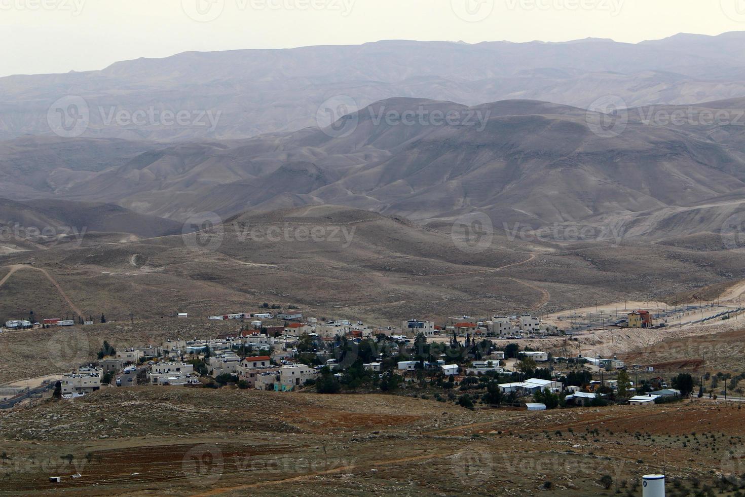 le désert de judée au moyen-orient en israël. depuis l'Antiquité, ce lieu a servi de refuge aux ermites et aux rebelles. photo