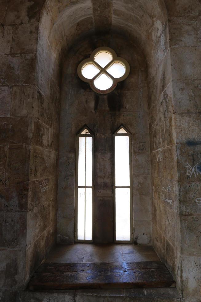 tel aviv israël 9 septembre 2019 une petite fenêtre dans une grande ville. photo