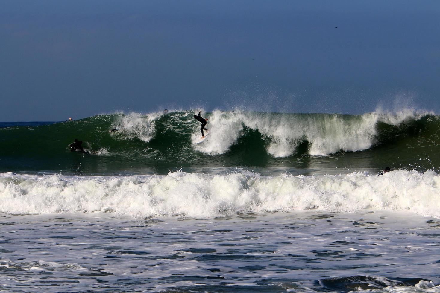 21 décembre 2018 Israël. surf sur de hautes vagues en méditerranée. photo