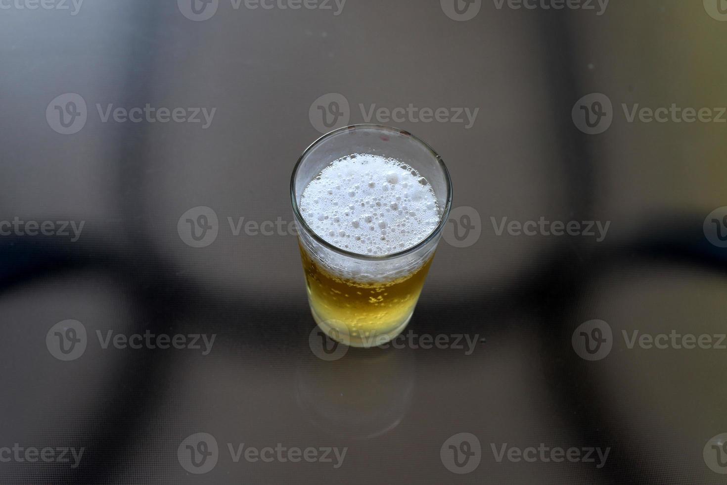 sur la table dans une chope de bière fraîche et légère. photo