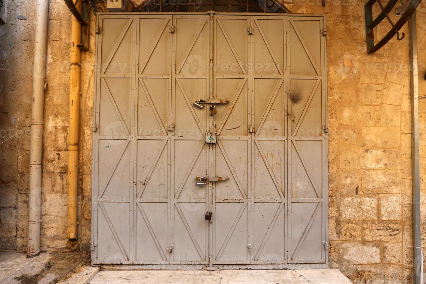 une porte est une ouverture dans un mur pour entrer et sortir d'un bâtiment. photo