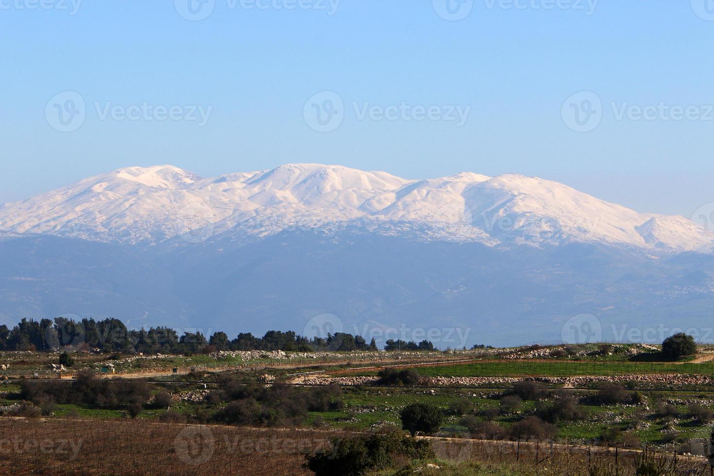 il y a de la neige sur le mont hermon dans le nord d'israël. photo