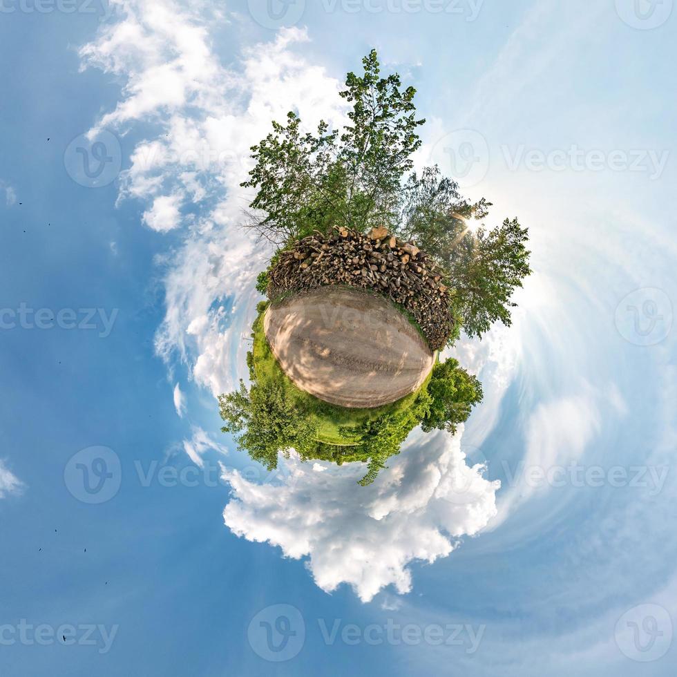 transformation de la petite planète du panorama sphérique à 360 degrés. vue aérienne abstraite sphérique dans le champ dans une belle soirée avec de beaux nuages impressionnants. courbure de l'espace. photo