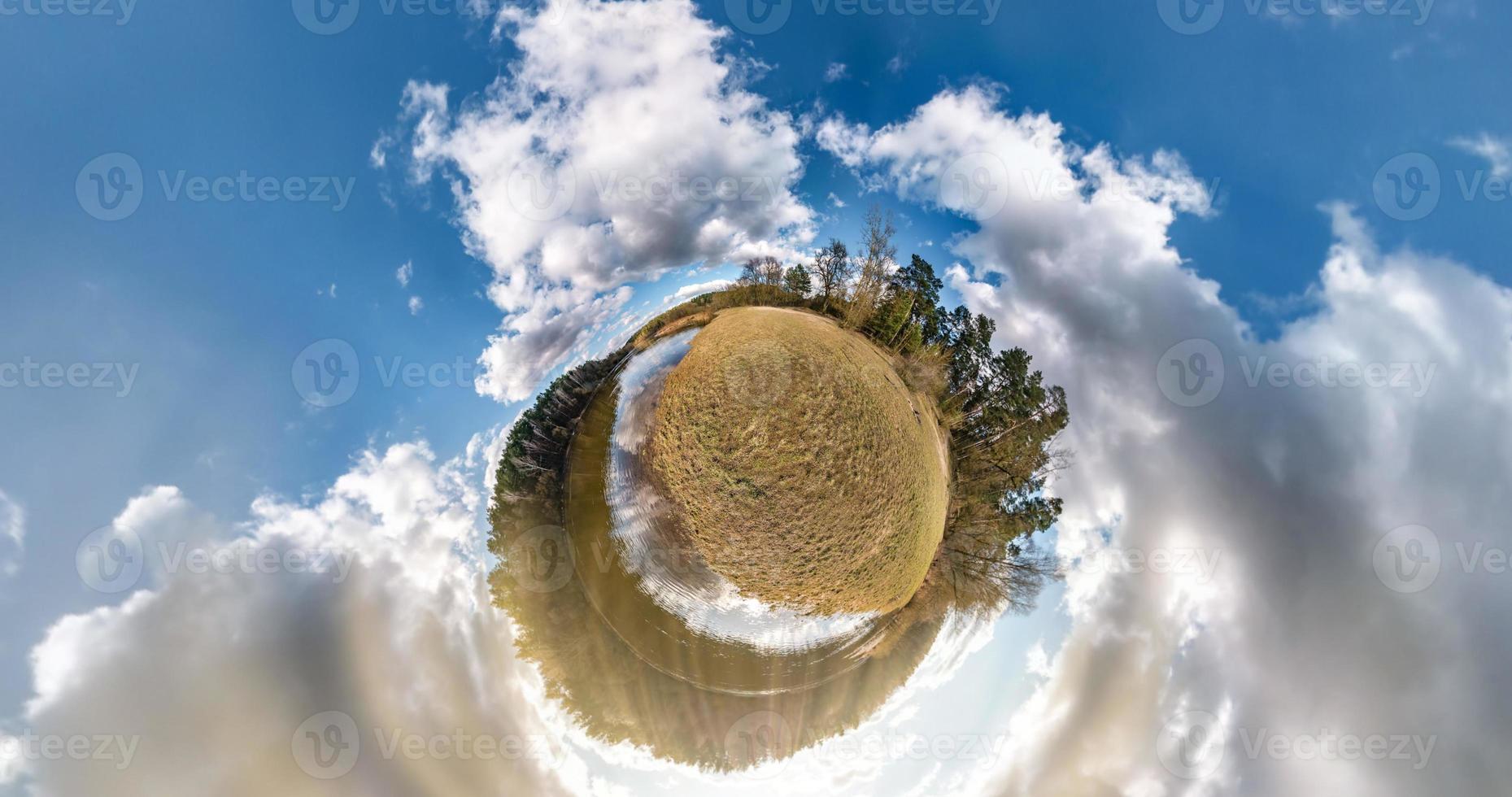 transformation de la petite planète avec courbure de l'espace. vue aérienne panoramique sphérique à 360 sur la rive du lac en été ensoleillé avec des nuages impressionnants. photo