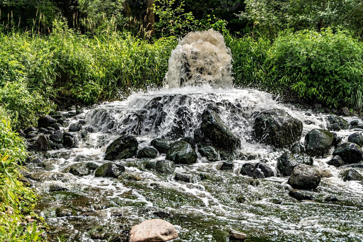 zone de mélange des rejets d'eaux usées des eaux usées urbaines. la pollution des rivières. dépotoirs de la ville photo