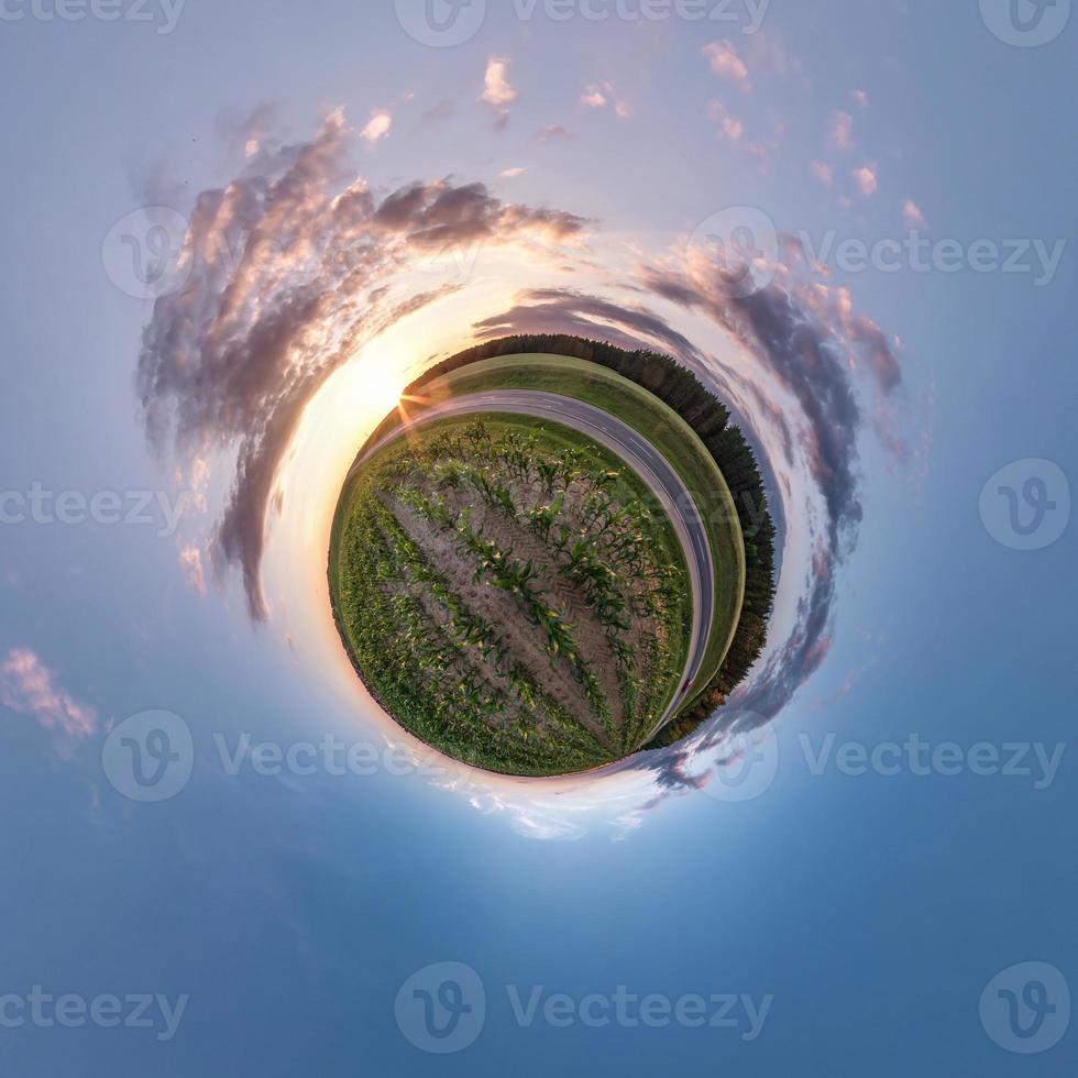 transformation de la petite planète du panorama sphérique à 360 degrés. vue aérienne abstraite sphérique dans le champ dans une belle soirée avec de beaux nuages impressionnants. courbure de l'espace. photo