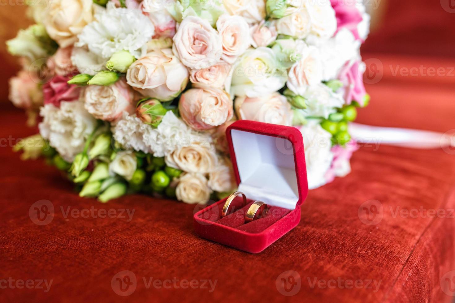 bouquet de mariage lumineux de roses roses blanches d'été avec des anneaux de mariage photo