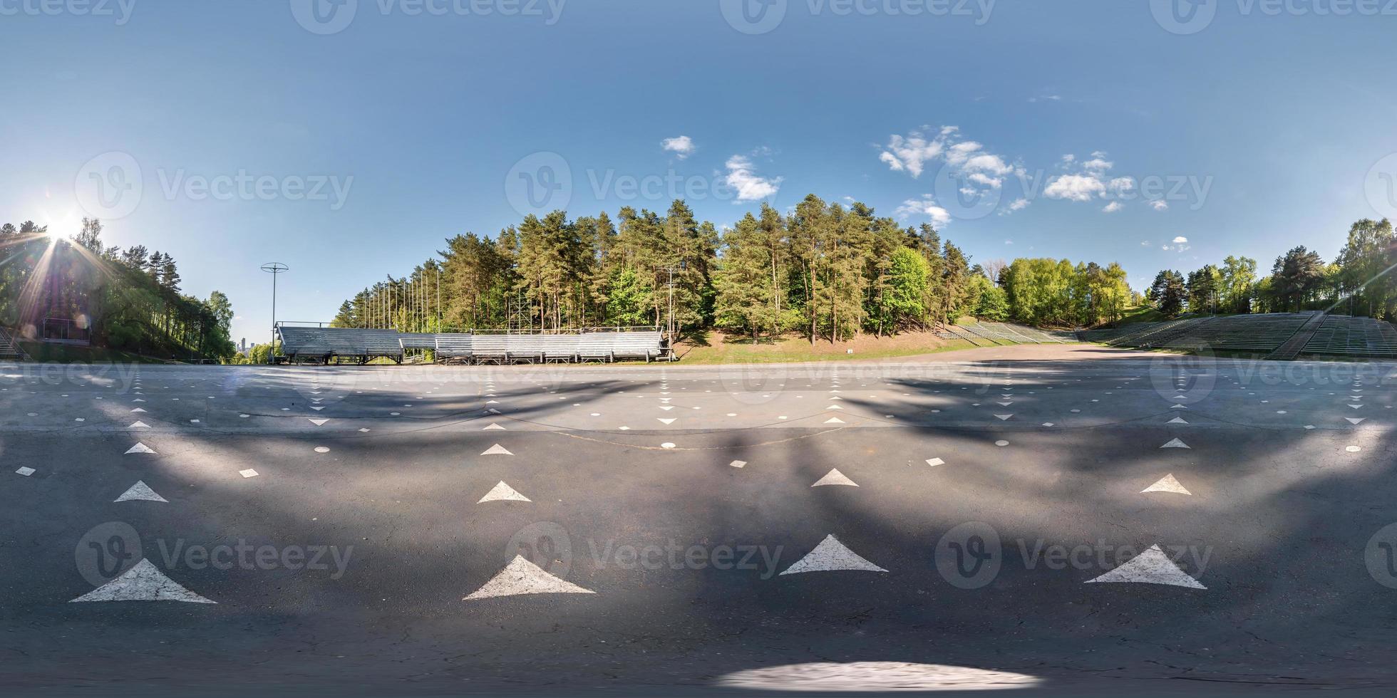 panorama sphérique complet sans couture vue d'angle à 360 degrés à l'intérieur de l'amphithéâtre d'été dans la forêt en projection équirectangulaire équidistante, contenu vr ar photo