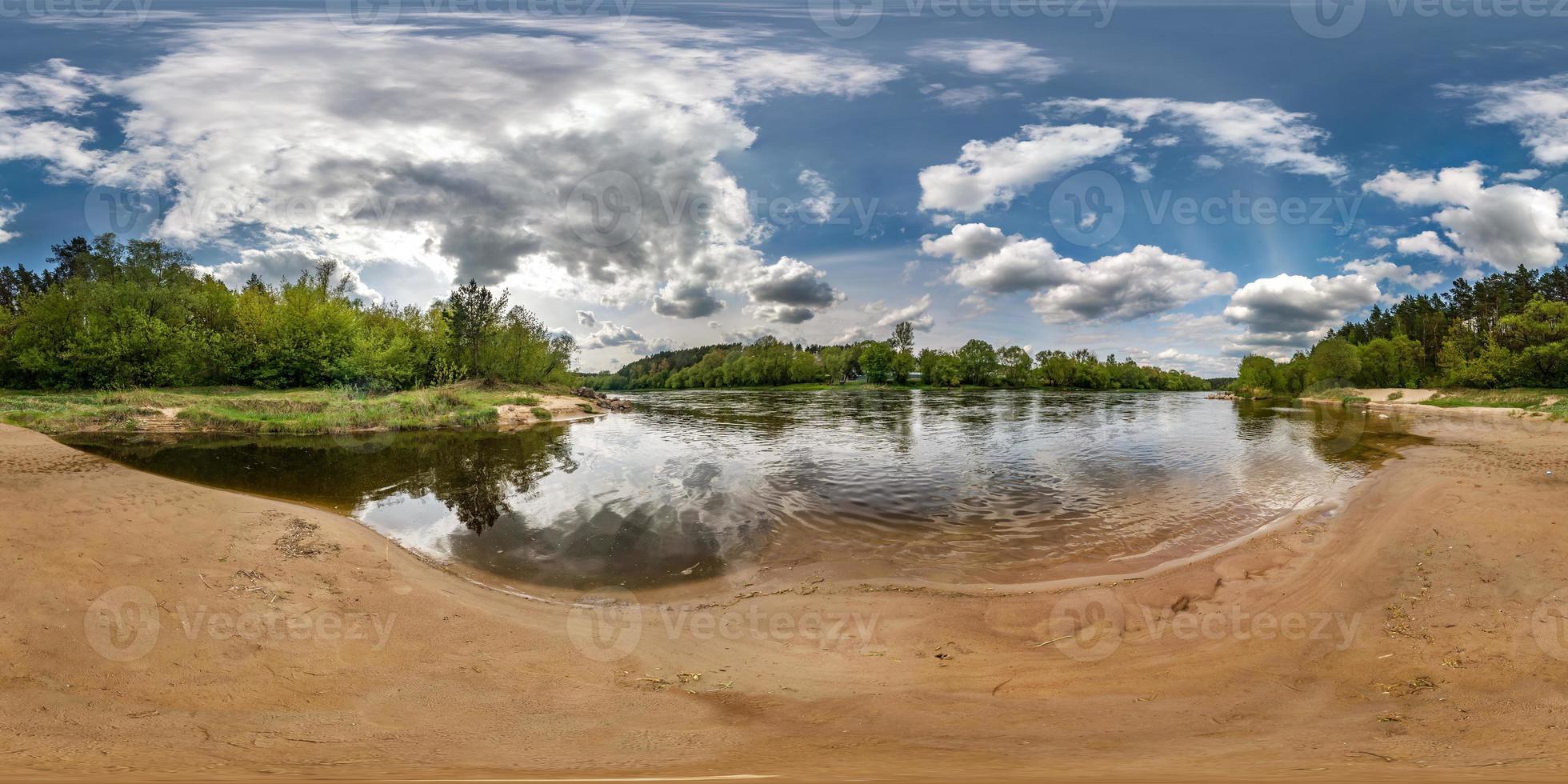 panorama sphérique complet et harmonieux vue à 360 degrés sur la rive du large fleuve neman avec de beaux nuages en projection équirectangulaire, prêt vr ar contenu de réalité virtuelle photo