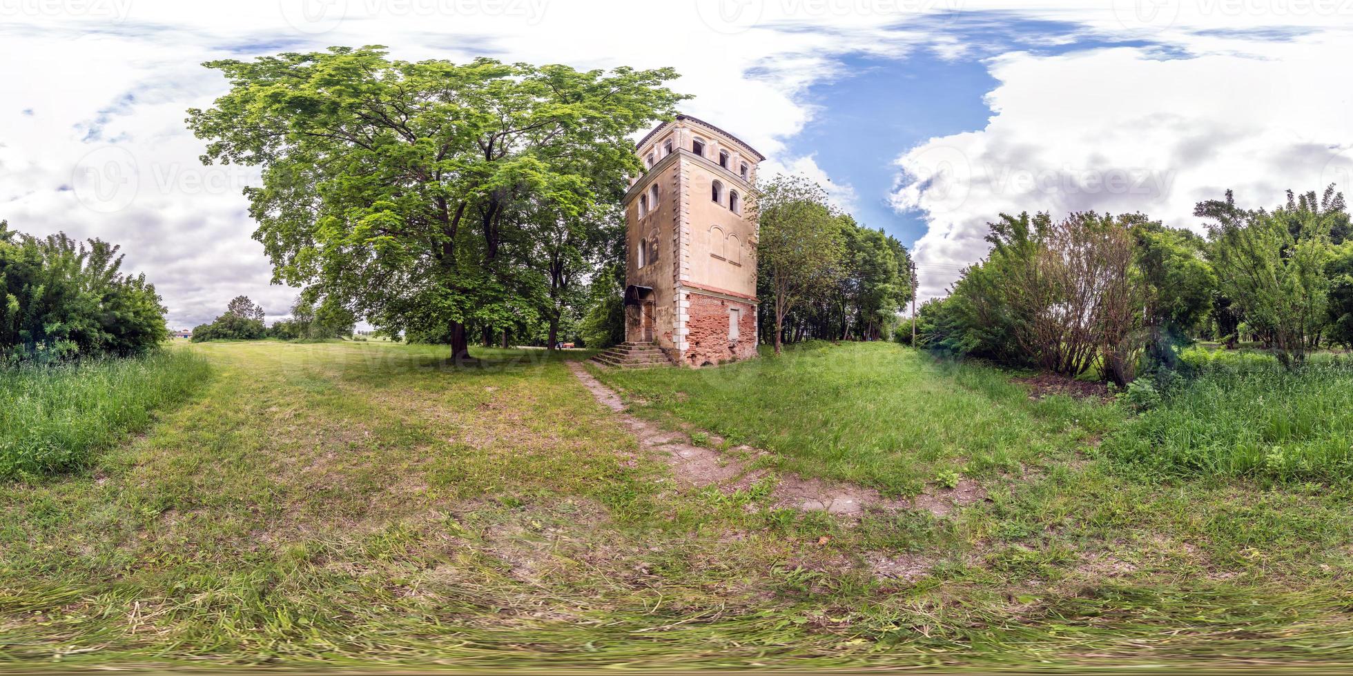 panorama hdri sphérique complet et harmonieux à 360 degrés sur la vieille tour de feu abandonnée en pierre dans le parc du village en projection équirectangulaire, prêt pour le contenu de réalité virtuelle vr ar photo