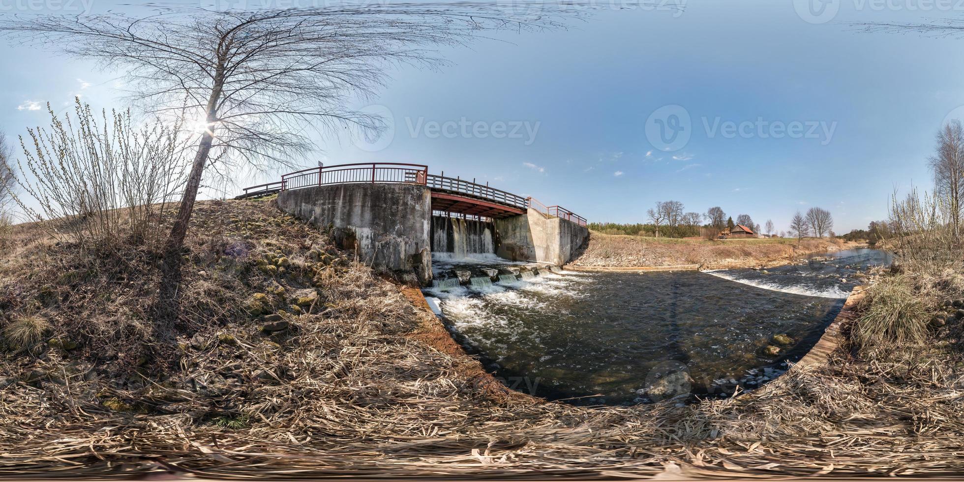 panorama hdri sphérique complet sans couture 360 angle de vue écluse de barrage sur la cascade impétueuse de la rivière. arrière-plan en projection équirectangulaire sphérique équidistante pour le contenu vr ar photo