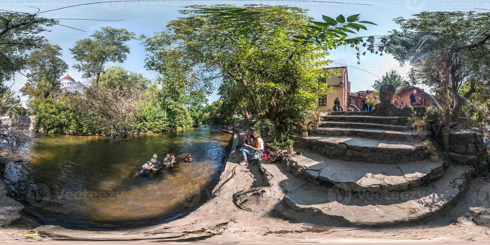 vilnius, lituanie septembre 2018, panorama complet et harmonieux à 360 degrés sur des marches en béton près de la rivière et du lieu de pouvoir dans le pays d'uzupio en projection sphérique équirectangulaire. contenu vr photo