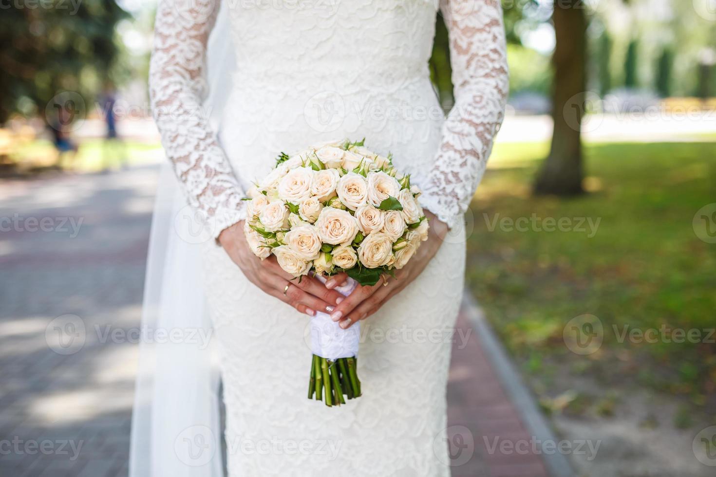 mariée en robe blanche avec un bouquet de mariée dans le parc photo