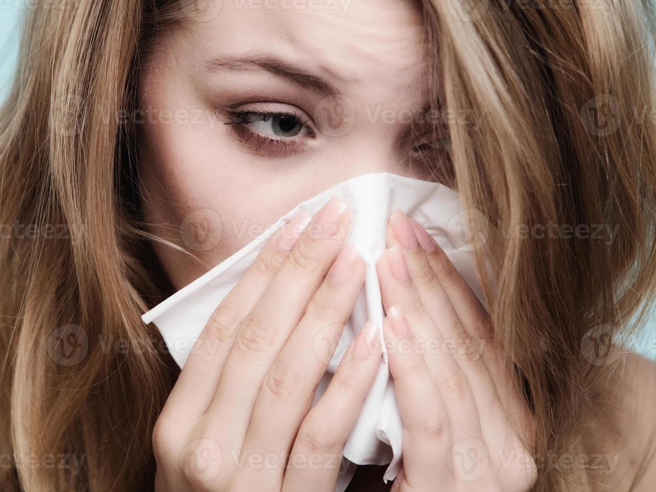 allergie grippale. fille malade éternue dans les tissus. santé photo