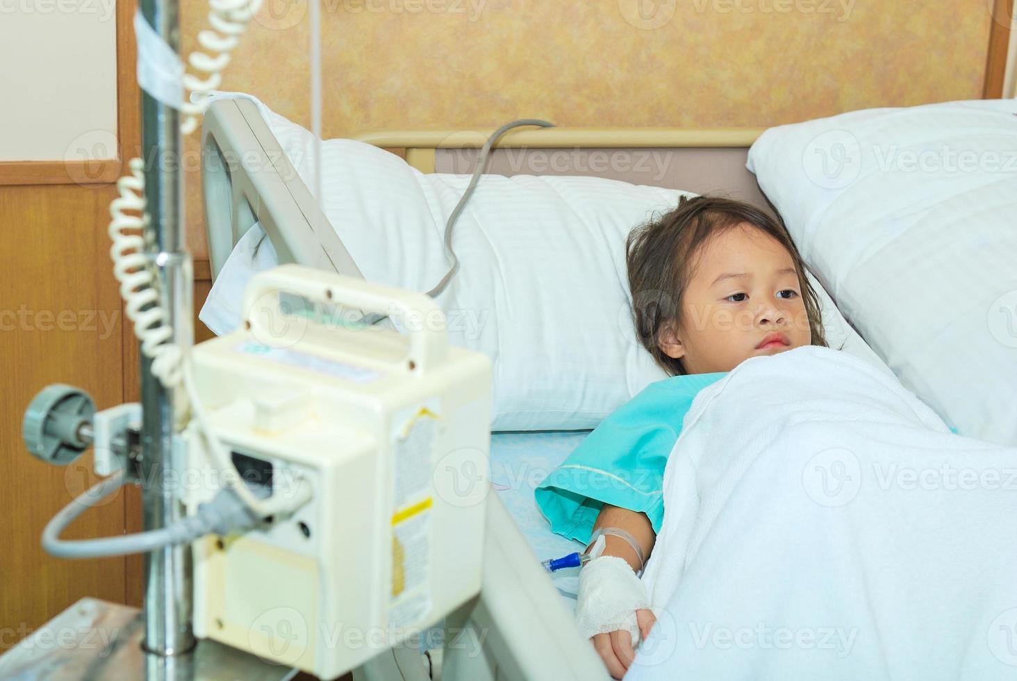malade, petite fille, dans, lit hôpital photo