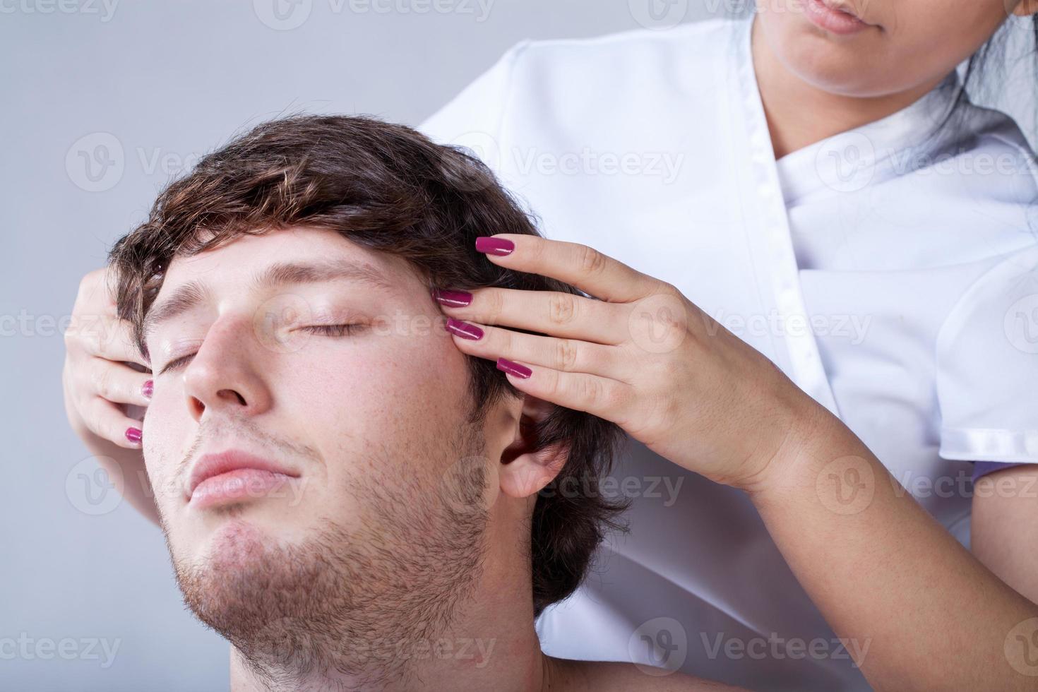 homme ayant des temples de massage photo