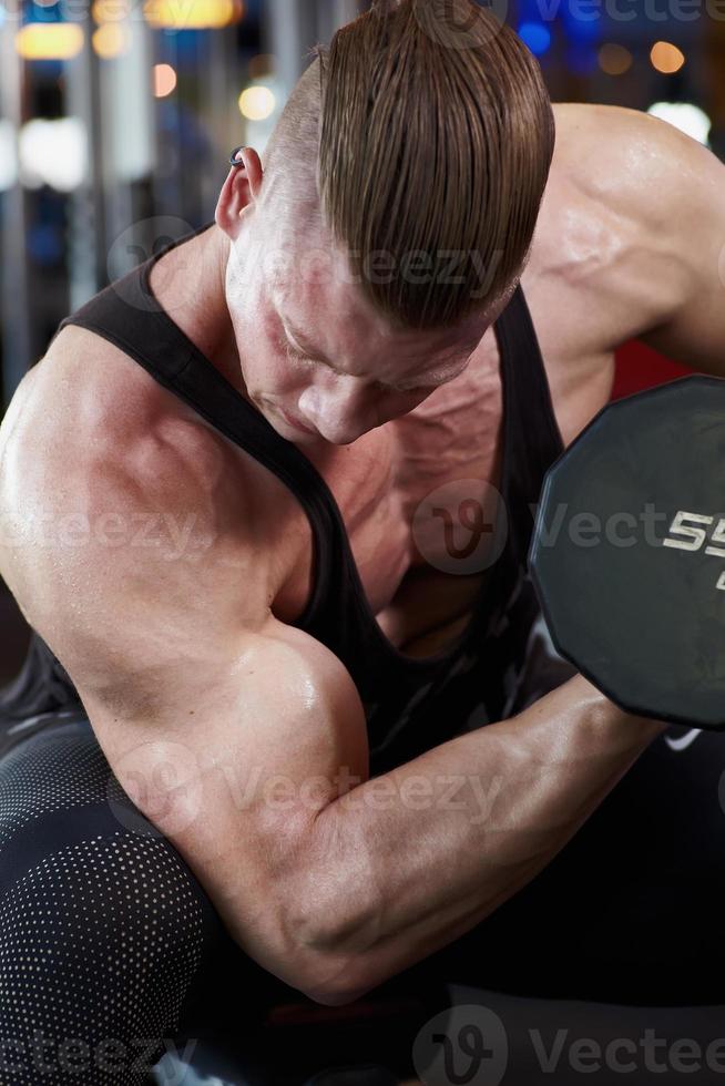 biceps dans la salle de gym c photo