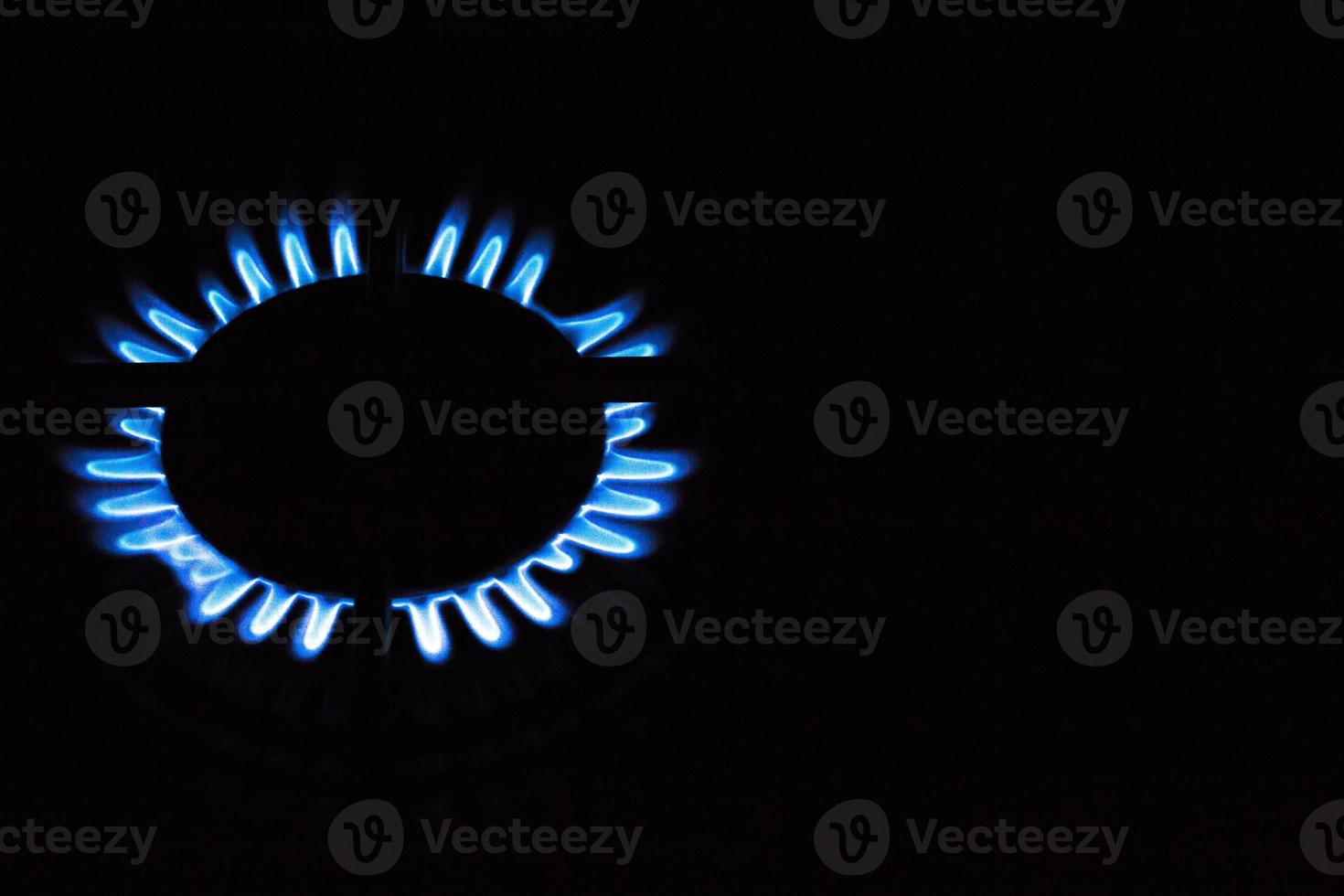 arrière-plan flou. flamme de gaz bleue sur la cuisinière à gaz photo