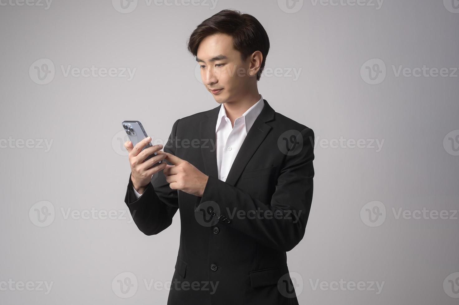 jeune homme d'affaires portant costume sur fond blanc studio photo