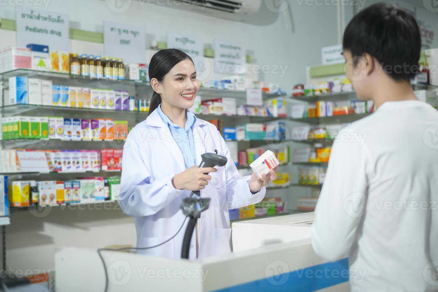 pharmacienne conseillant le client sur l'utilisation des médicaments dans une pharmacie de pharmacie moderne. photo