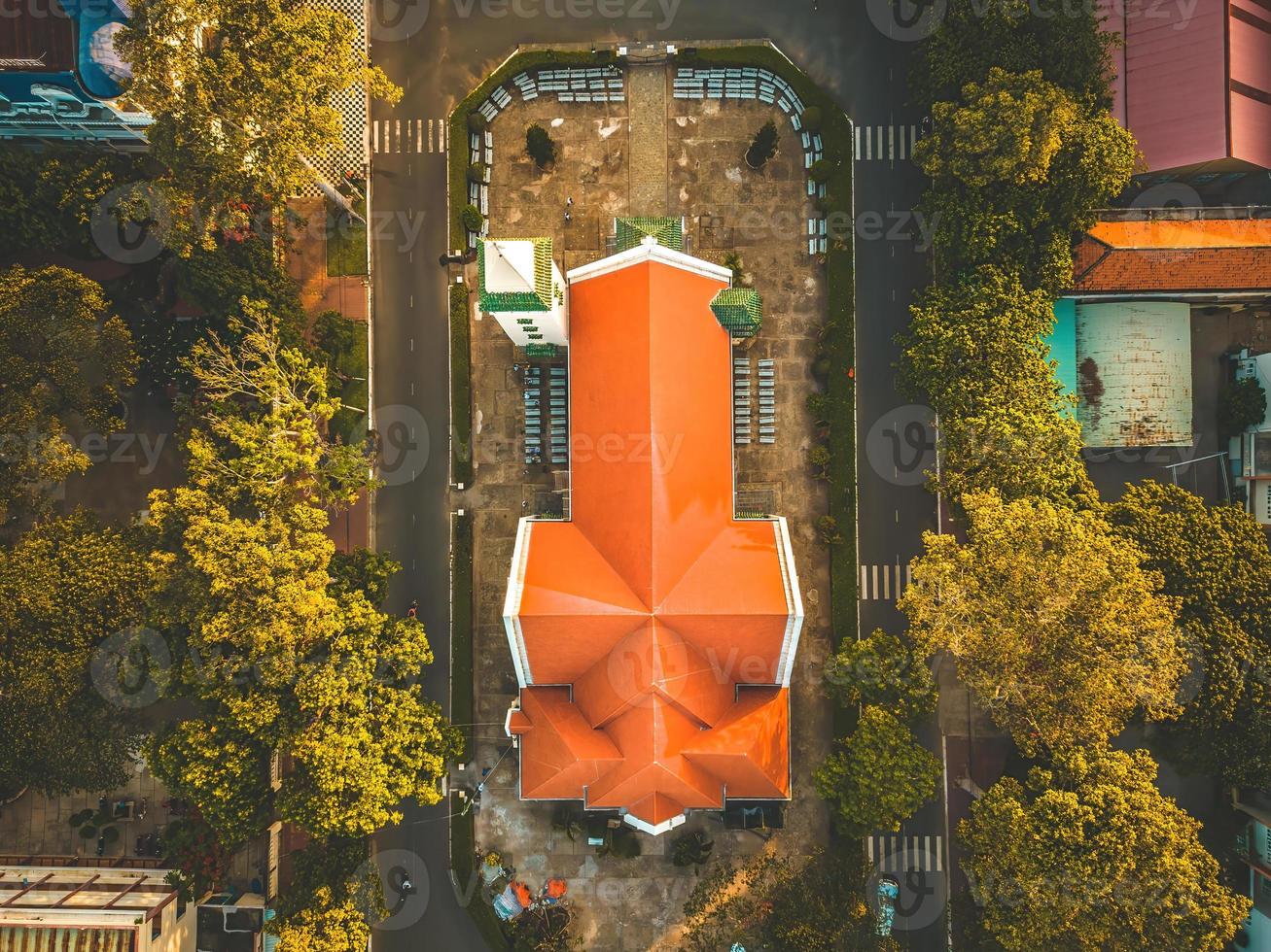 vue de dessus de la belle vieille église de la ville de vung tau avec arbre vert. village de temple catholique de vung tau, vietnam. photo de paysage de printemps avec coucher de soleil.