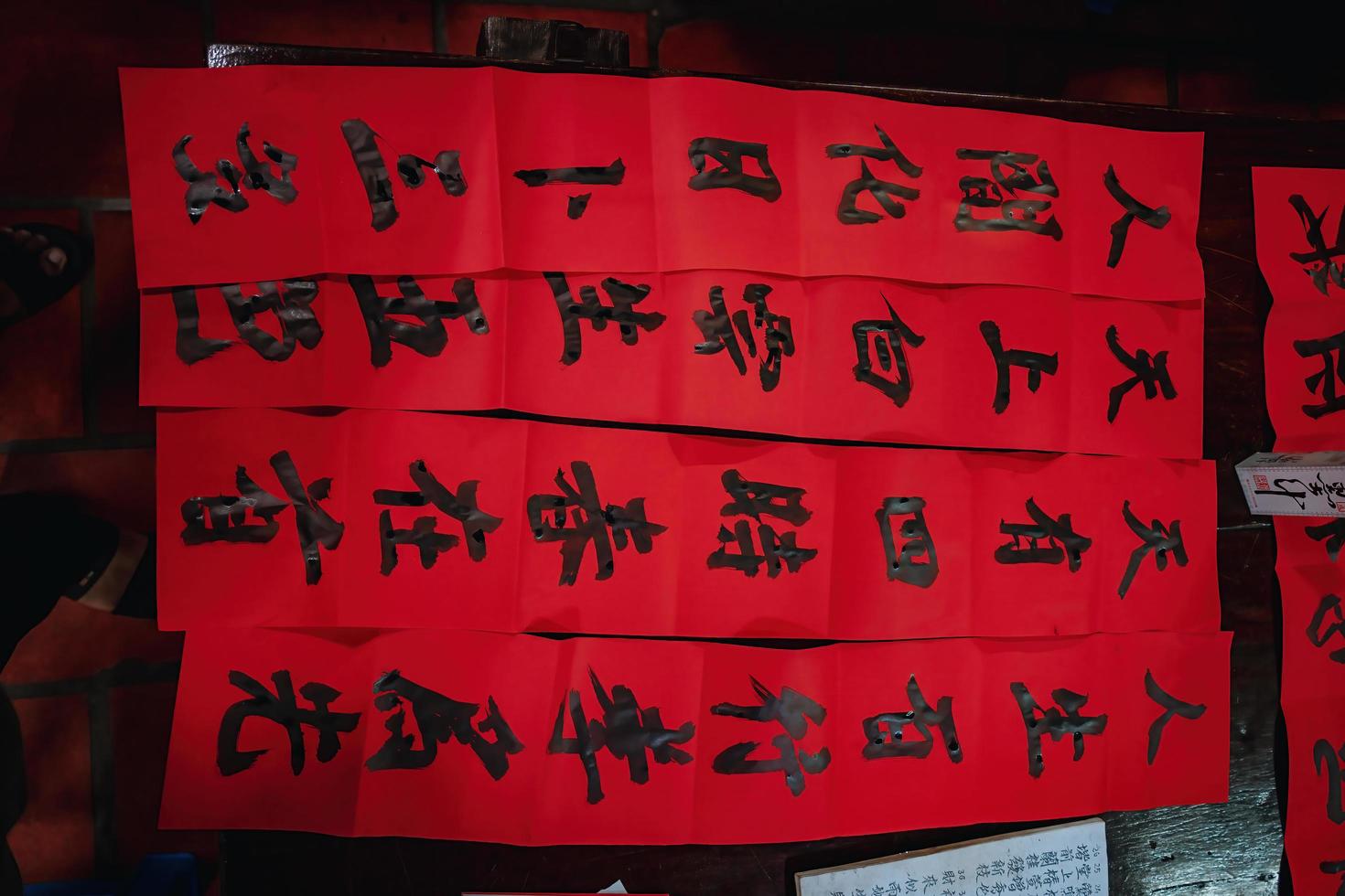 un érudit vietnamien écrit de la calligraphie à long son. Le festival de calligraphie est une tradition populaire pendant les vacances du Têt. écrire des couplets pour le festival du printemps, le nouvel an. photo