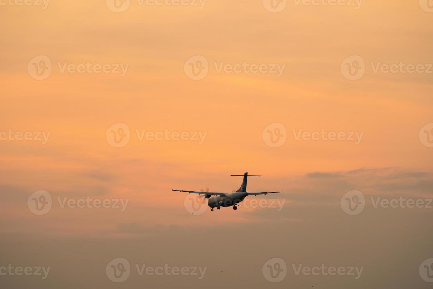 ho chi minh ville, vietnam - 20 février 2022 un avion survole des zones urbaines en préparant l'atterrissage à l'aéroport international de tan son nhat et décolle à l'aéroport de tsn photo